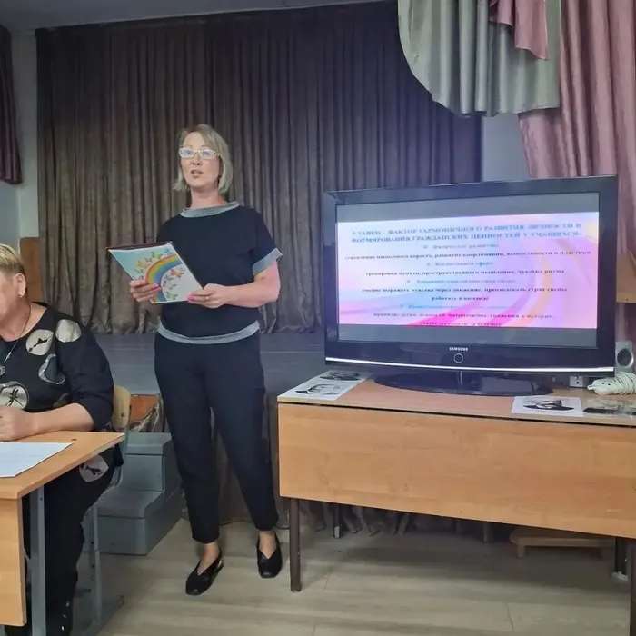 В рамках общешкольного родительского собрания на базе МБОУ гимназии N4 имени И.Н. Нестерова прошла яркая презентация объединений «Серпантин» и «Карамельки». Педагог дополнительного образования Данилова Е.В. рассказала родителям о значении танцев для гармоничного развития детей, а также подробно представила программы занятий на новый учебный год.