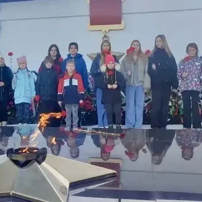 Учащиеся объединений "Маленькие роли" и "Серпантин" возложили цветы к братской могиле — в знак благодарности и вечной памяти тем, кто подарил нам мирное небо над головой.  Каждая гвоздика, положенная у мемориала — это молчаливое «спасибо» от молодого поколения. Минута молчания, трепет в сердце и осознание: история — это не просто строки в учебнике, а судьбы людей, которые защищали нашу Родину.  Педагоги Евдокимова А.А., Данилова Е.В.